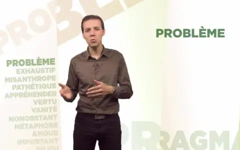 Un homme parle devant une liste de mots, dont "problème" et son synonyme.