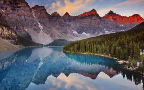Espectacular reflejo de montañas rocosas y bosque en un lago turquesa. Un ejemplo perfecto de que son los parques naturales, preservando la belleza salvaje.