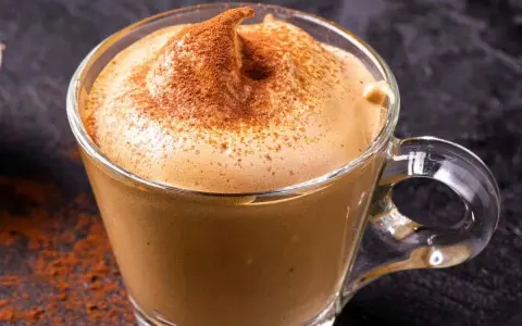 Crema di caffè come al bar con solo 3 ingredienti, spolverata di cacao. Una delizia cremosa e veloce da preparare.