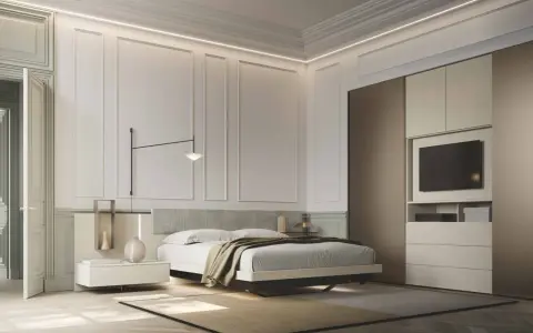 Elegante camera da letto moderna con letto, comodini, armadio a muro con TV integrata e illuminazione a soffitto. Un esempio di come arredare camera da letto con stile.