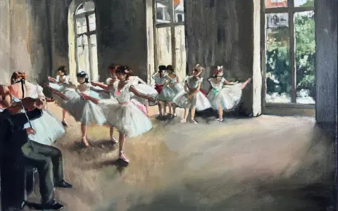 Baletnice w białych tiulowych spódniczkach ćwiczą w sali baletowej, inspirowane stylem Degasa. Muzyk gra na skrzypcach.