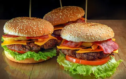 Twój idealny burger: Co dodać do mięsa dla smaku i soczystości?