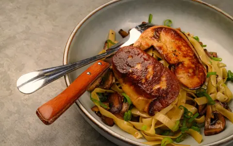 Un plat de pâtes aux champignons et foie gras poêlé, une spécialité du restaurant Le Bon Vivre. Photos gourmandes.