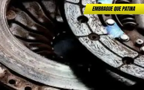 Primer plano de un disco de embrague desgastado. El **pedal de embrague muy alto** indica que el embrague patina y necesita ser reemplazado.