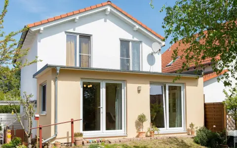 Modernes Haus mit großem Garten. Informieren Sie sich über holzrahmenbau kosten für Ihr Traumhaus.