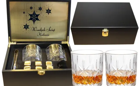Elegancka skrzynka z grawerem "Wesołych Świąt Kochanie" zawiera dwa kryształowe kieliszki do whisky, kamienie chłodzące i szczypce. Idealny zestaw na prezent.