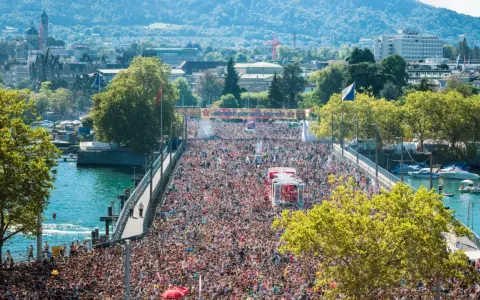 Folla immensa al festival zurigo, un mare di gente festeggia sul ponte durante la Street Parade.