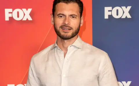 Adan Canto ler vid en FOX-bakgrund.