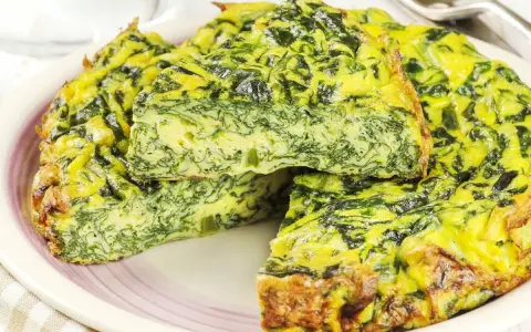 Pyszne śniadanie bez chleba: frittata ze szpinakiem i jajkiem. Aromatyczna, zielona i sycąca.