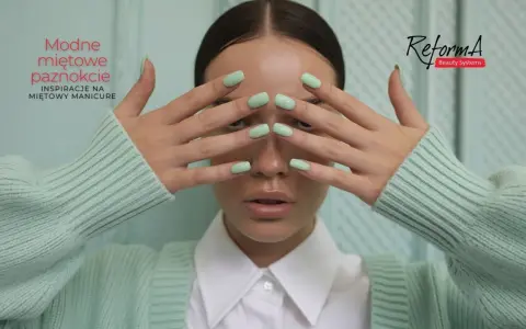 Modne paznokcie miętowe z subtelnym szarym akcentem. Inspiracja na wiosenny manicure.