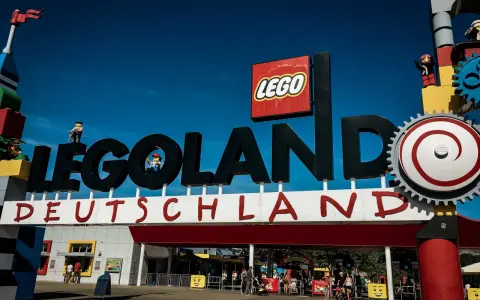 Eingang zum LEGOLAND Deutschland. Tolle Legoland Erfahrungen warten auf Familien.