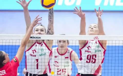 Siatkarki walczą o piłkę nad siatką. W tle widać fragmenty trybun i logo VNL. To emocjonujący moment z włoskiej ligi siatkówki mężczyzn.
