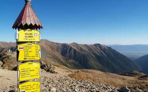 Trasa Grześ-Rakoń-Wołowiec. Tabliczka kierunkowa na szczycie Wołowca (2063 m n.p.m.) wskazuje drogę do Jamnickiego Sedla i innych szczytów.