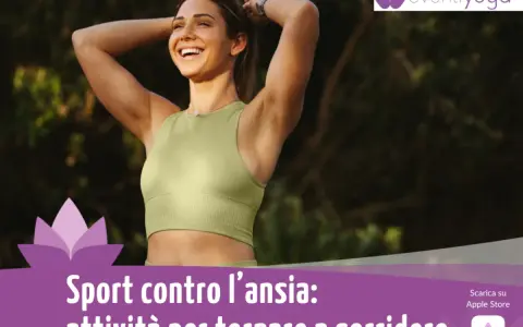 Donna sorridente all'aperto, con le mani tra i capelli. Lo sport è un valido alleato contro ansia e depressione, un'attività per ritrovare il sorriso.