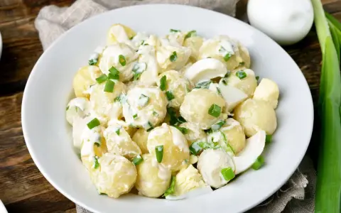 Cremiger Kartoffelsalat mit Ei und Frühlingszwiebeln, ein Klassiker unter den Kartoffelsalat Rezepten.