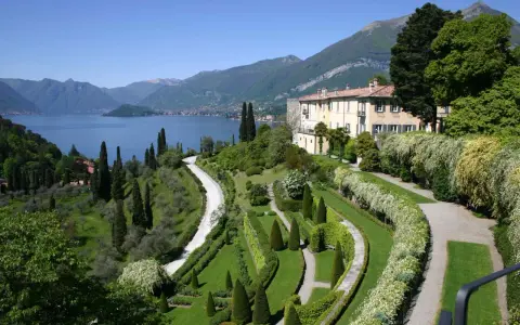 Giardini curati e villa storica affacciata sul lago, un'incantevole vista di cosa vedere a Bellagio.