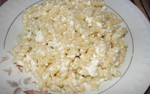 Fusilli z twarogiem, proste i pyszne danie. Makaron z twarogiem, idealny na szybki obiad lub kolację.