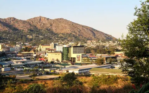 Widok na miasto Mbabane, z górami w tle. Budynki mieszkalne i komercyjne tworzą krajobraz z Mbabane.
