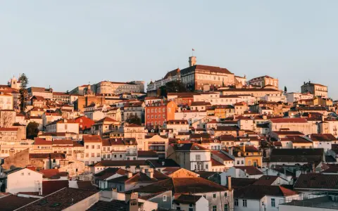 Blick auf die malerische Altstadt von Coimbra im warmen Abendlicht. Entdecke Coimbra Geheimtipps abseits der Touristenpfade.