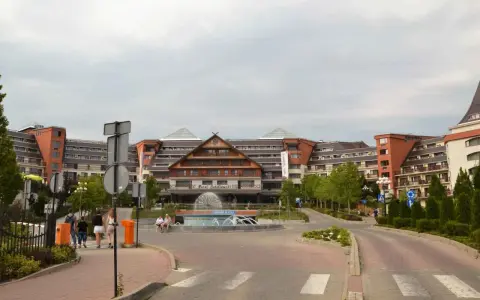 Hotel Gołębiewski w Karpaczu z fontanną przed wejściem. Kamery hotelowe zapewne uchwyciły ten widok.