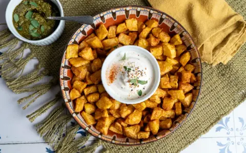 Knusprige Kartoffelwürfel mit Dip – ein einfaches Gericht, das zeigt, wie vielseitig Kartoffeln als Hauptspeise sind. Dazu passt ein frischer Kräuterquark.