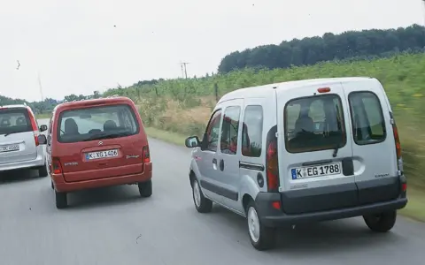 Porównanie aut: srebrny Mercedes Vaneo, czerwony Citroen Berlingo i srebrny Renault Kangoo. Wady i zalety tych modeli w praktyce.