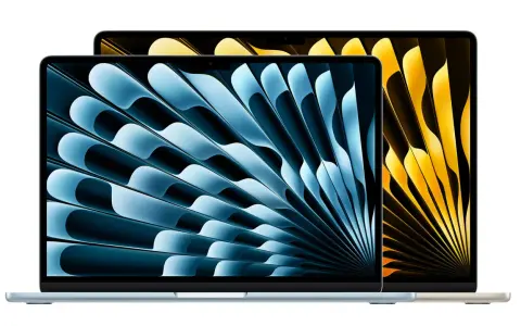 Dwa nowe MacBooki Air, jeden z niebieskim, drugi z żółtym wzorem na ekranie, gotowe do pracy.