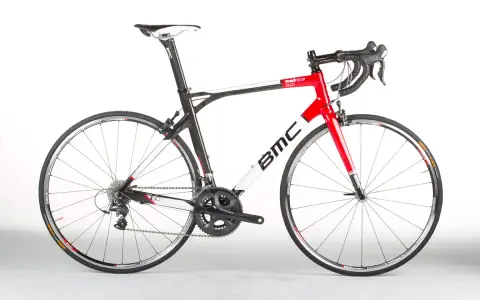 BMC Roadracer SL01 Rennrad in Rot und Weiß, bereit für die nächste Ausfahrt.