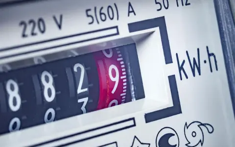 Liczniki energii elektrycznej pokazują, co zużywa najwięcej prądu w domu. Widoczne cyfry 8829 kWh.