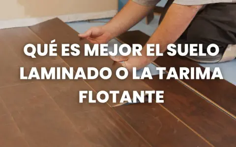 Man installing wooden planks, comparing the diferencia entre parquet y tarima flotante.