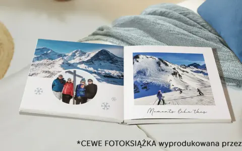 Otwarta fotoksiążka z zimowymi zdjęciami gór i narciarzy. Idealna aplikacja do wywoływania zdjęć, by zachować wspomnienia.