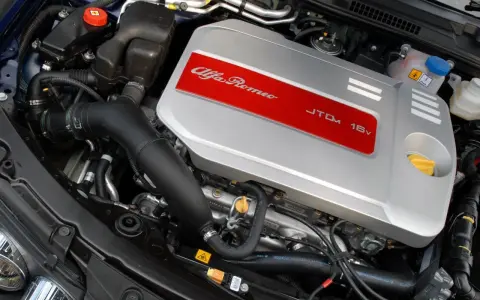 Silnik Alfa Romeo 1.9 JTD 16v, czysty i zadbany, gotowy do pracy.