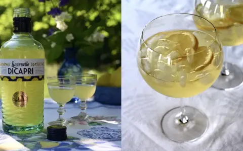 En flaska Limoncello Di Capri står bredvid två glas med den gyllene likören. Till höger syns två glas fyllda med is och citronskivor, redo att avnjutas som en uppfriskande limoncello spritz.
