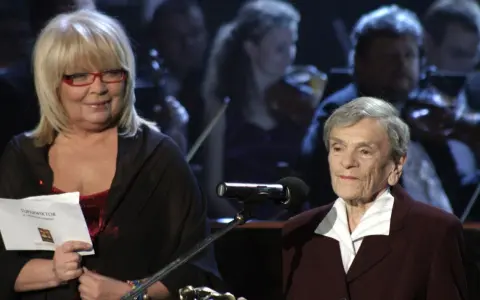 Krystyna Feldman z córką na scenie. W tle orkiestra.