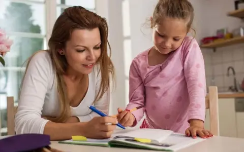 Mama i córka uczą się razem, wspierając edukację domową.