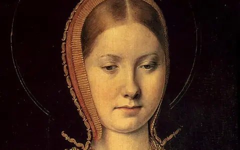 Retrato de Catalina de Aragón, una de las reinas católicas, con un tocado dorado y joyas.