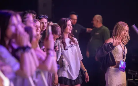 Młode kobiety na koncercie, czekające na występ. W tle widać innych uczestników. To z pewnością niezapomniany festiwal ekipy 2026!
