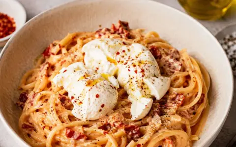 Cremige Pasta mit sonnengetrockneten Tomaten und drei Klößen Burrata. Ein einfaches Burrata Rezept, das begeistert.