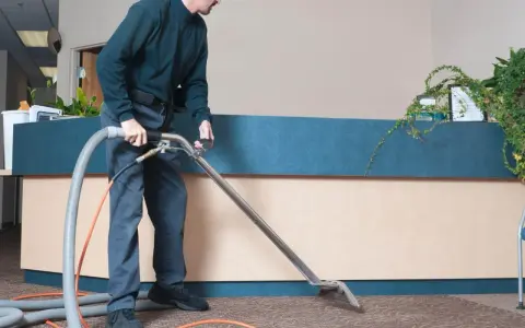Un professionista usa un'attrezzatura per pulire la moquette, mostrando come pulire la moquette in modo efficace.