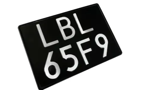 Czarna tablica rejestracyjna LBL 65F9, gotowa do montażu na pojeździe.