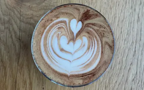 Ein Latte Macchiato mit Herz-Latte-Art, perfekt für Ihre caffè mocha rezepte.