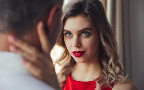 Un regard intense, une main sur la nuque. Il me désire mais n'est pas amoureux. La tension est palpable entre eux.