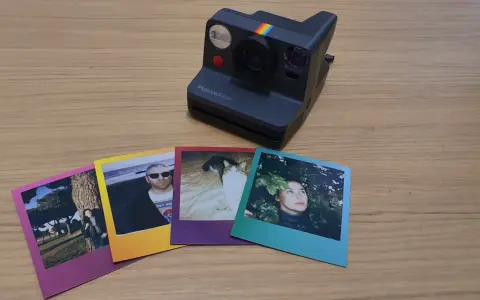 Polaroid Now e foto stampate: scopri come funziona una polaroid con scatti di persone, gatti e paesaggi.