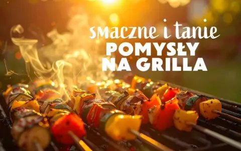 Szukasz co na grilla tanio? Aromatyczne szaszłyki z warzywami i mięsem pieką się na ruszcie w blasku zachodzącego słońca.