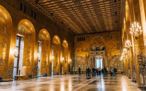 Złote mozaiki zdobią ściany w muzeum w Sztokholmie. Wnętrze olśniewa blaskiem, a grupy turystów podziwiają bogactwo detali.