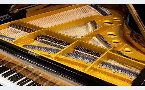 Wnętrze fortepianu z widocznymi strunami, młoteczkami i złotą ramą. Ten klawesyn instrument to dzieło sztuki.