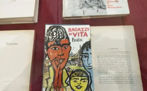 Copertina di "Ragazzi di vita" di Pasolini, con un libro di Pier Paolo Pasolini e un altro intitolato "Teorema".