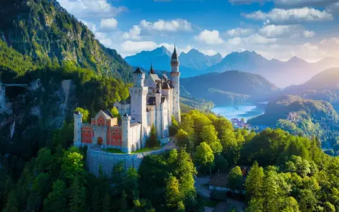 Zamek Neuschwanstein, jeden z najpiękniejszych miejsc w Europie, w otoczeniu gór i jeziora.