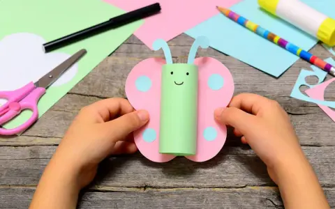 Un papillon en rouleau de papier toilette, un bricolage facile et rapide et utile. Des ciseaux, un crayon et de la colle sont à portée de main.