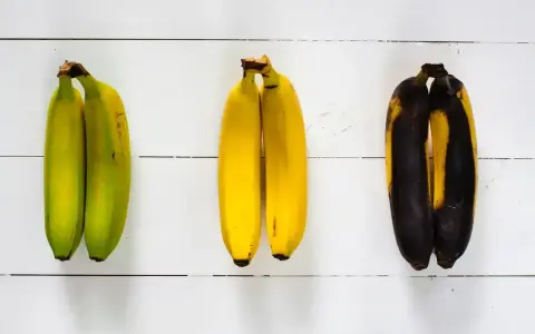 Trzy pary bananów: zielone, żółte i czarne. Czy banan jest lekkostrawny? Zależy od stopnia dojrzałości.